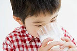 这样喝牛奶很危险,会危及孩子的健康